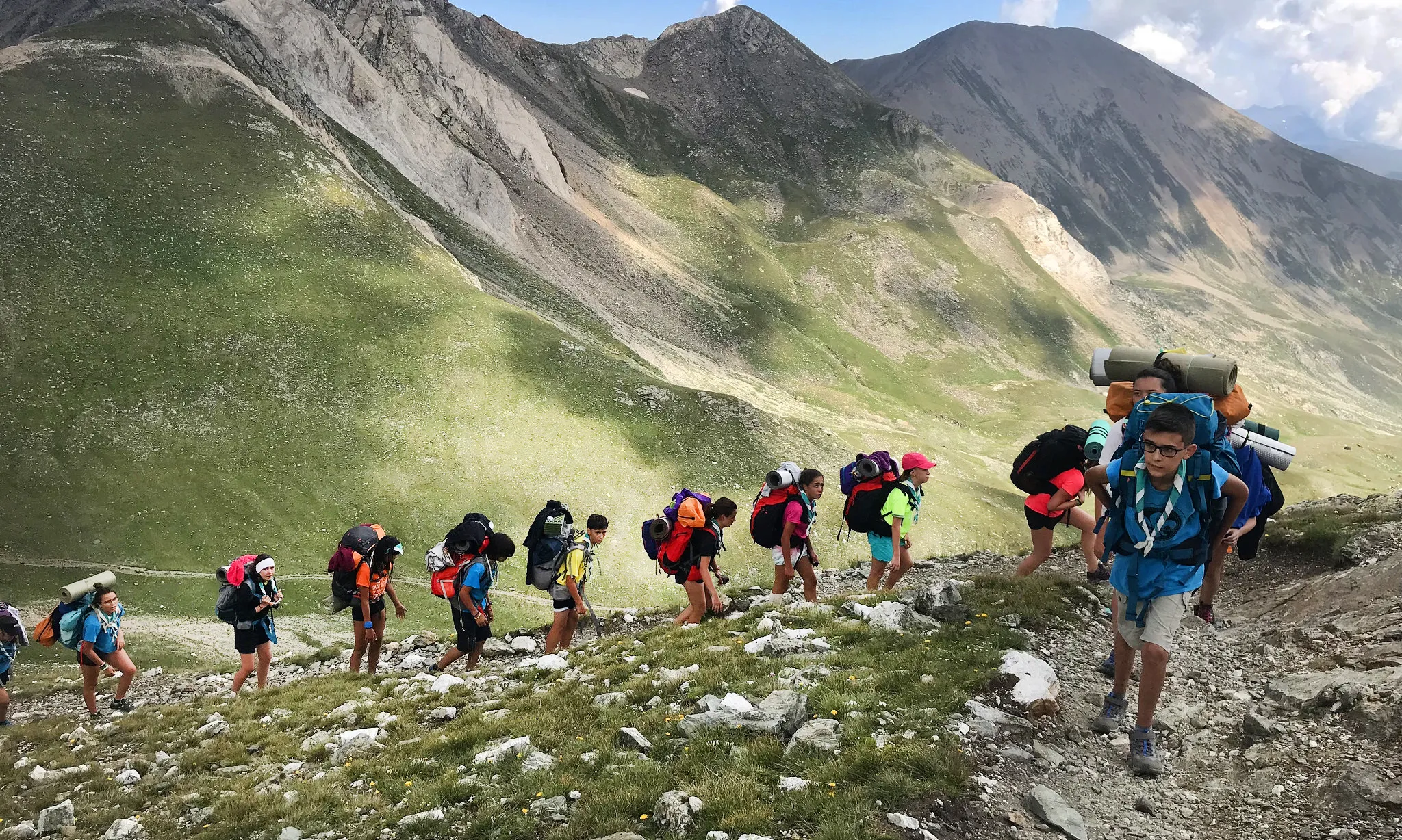 Joves fent ruta per la Vall de Núria durant els campaments d'estiu