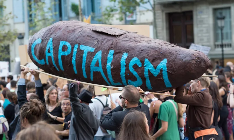 Fotografia d'una manifestació contra el capitalisme. Imatge de Ilias Bartolini. Llicència d'ús CC BY-SA 2.0