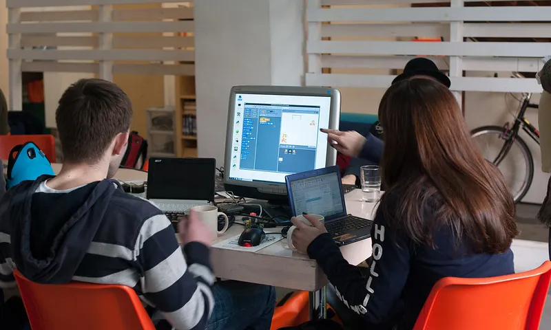 Fotografia d'uns estudiants treballant en un projecte de Scratch. Imatge de Mad Lab Manchester. Llicència d'ús CC BY-SA 2.0