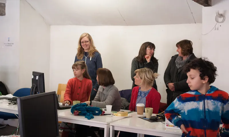 Fotografia d'un Code Club amb infants i mares. Imatge de Mad Lab Manchester. CC BY-SA 2.0