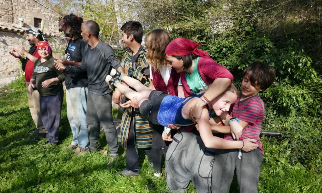 Gimkana organitzada per als infants durant el confinament al primer habitatge cooperatiu de Catalunya.