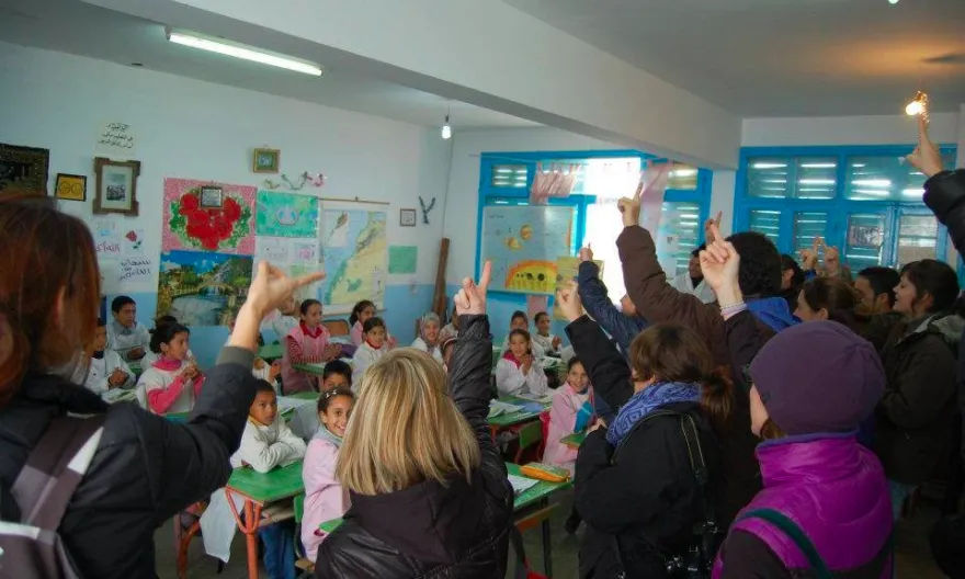 En l'intercanvi educatiu es visiten aules del Marroc per conèixer la seva dinàmica.
