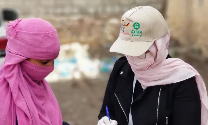 Cooperant d'Oxfam Intermón parlant amb una dona al Iemen