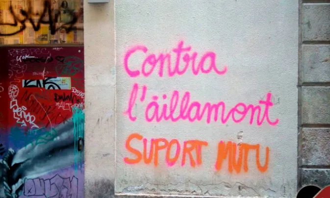 Pintada en la paret que diu: Contra l'aïllament suport mutu