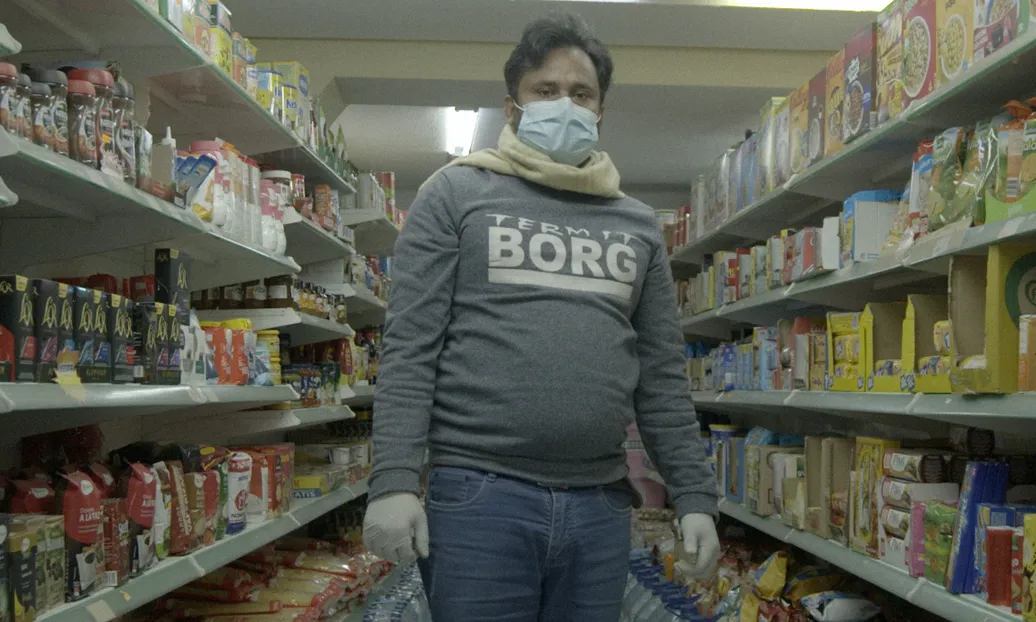 En Karim treballa en un supermercat i porta 10 anys sense permís de residència.