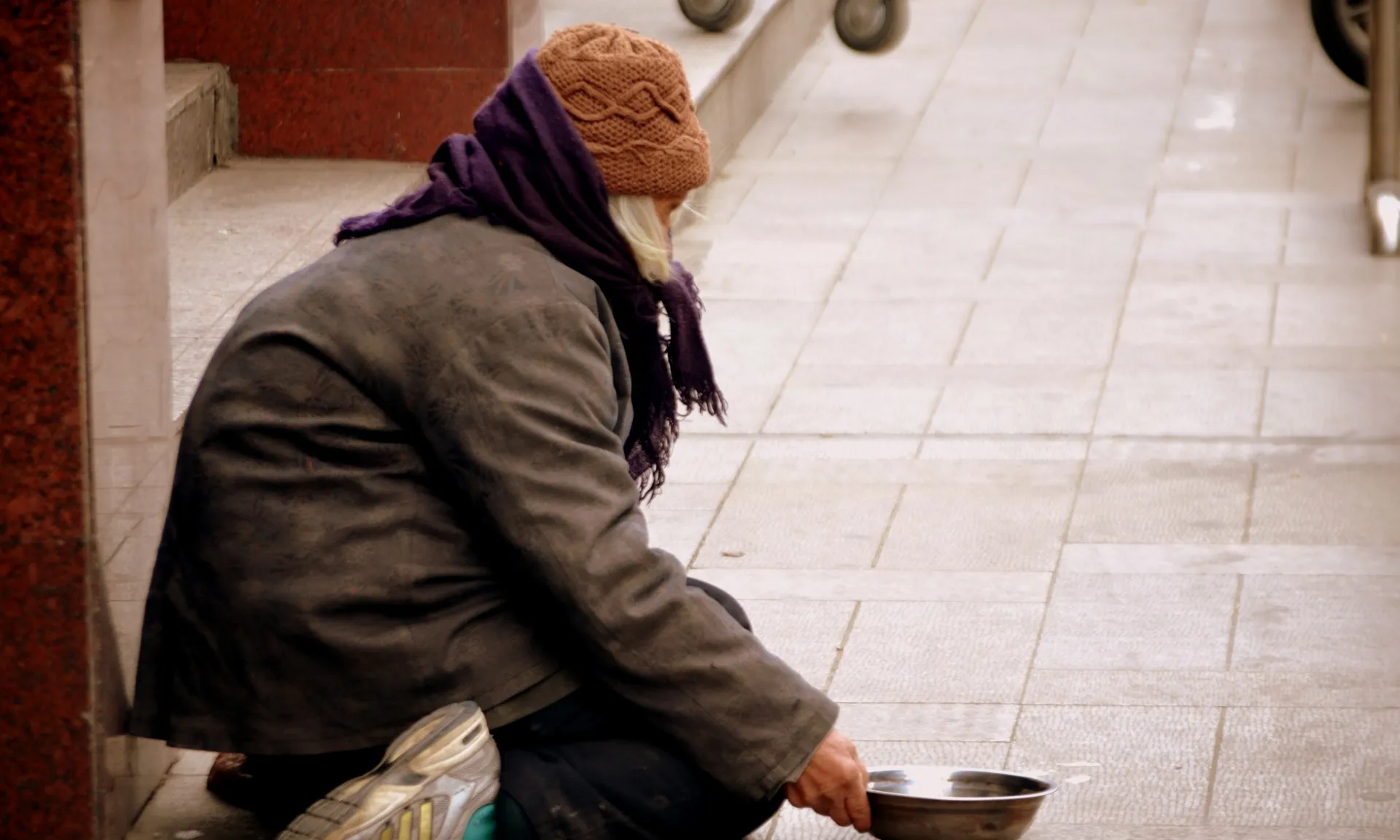 Una persona sense sostre viu al carrer en situació de pobresa.