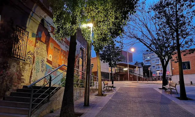 Dimecres, dia de mercadillo, tot buit, el CAP Xafarines al peu del canó ... Torno a passejar pels meus carrers habituals de camí d'anada i tornada a la feina. A primera hora del matí, llum clara, colors vius i per la nit, a l'hora blava el cel et convida 