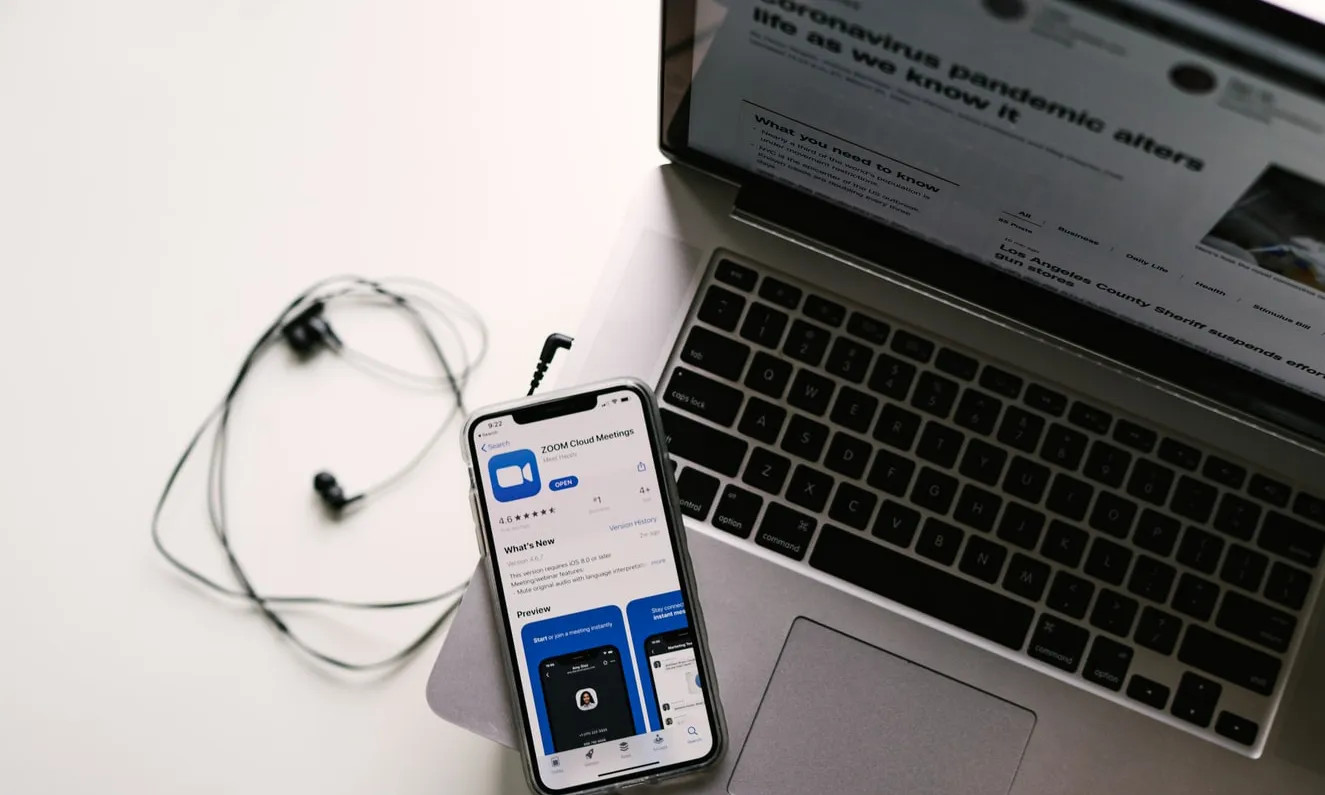 Es pot realitzar una assemblea telemàtica, inclús no estant regulat als estatus i les votacions poden ser sense sessió. Font: Unsplash.