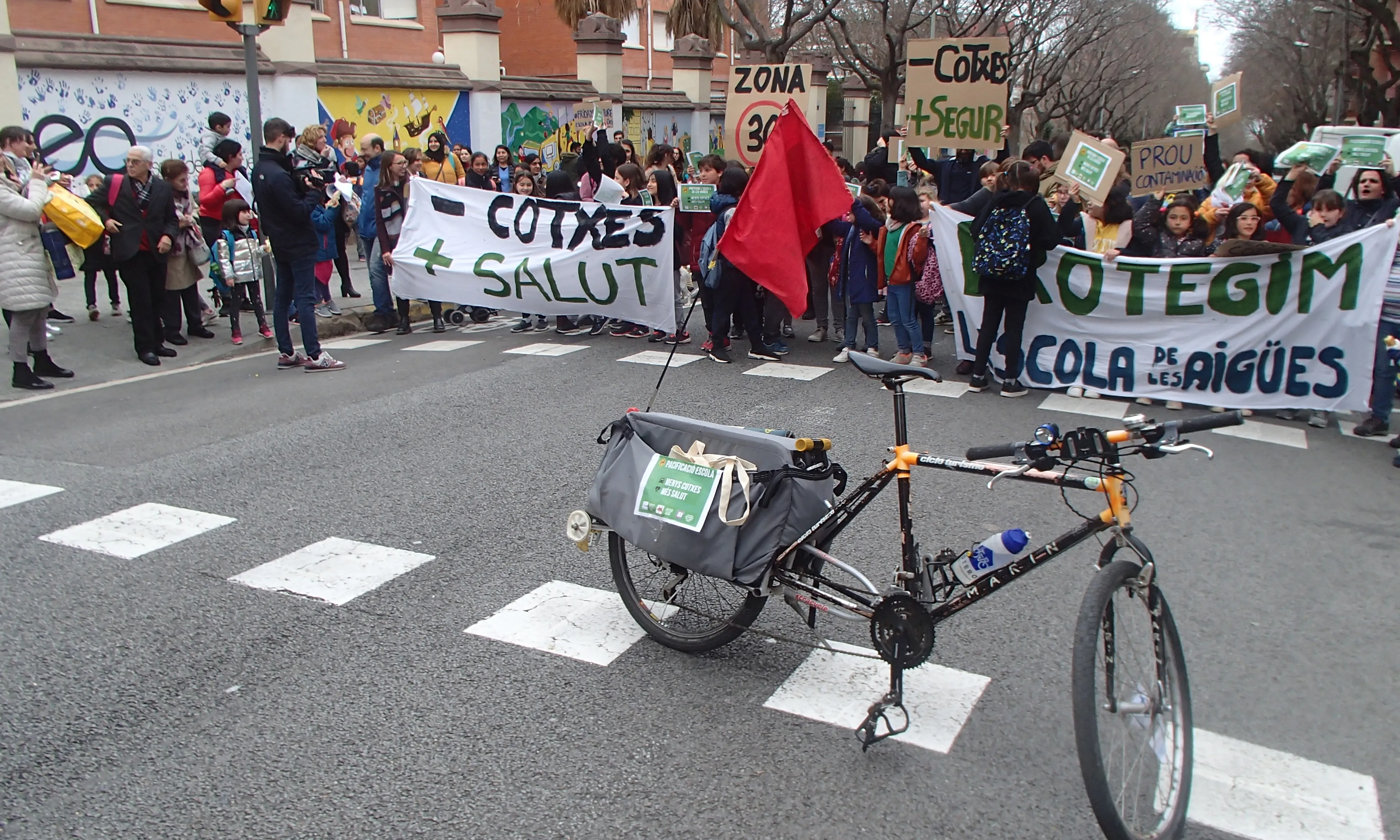 Manifestació de la CCUB per demanar una limitació en la circulació de cotxes en la ciutat.