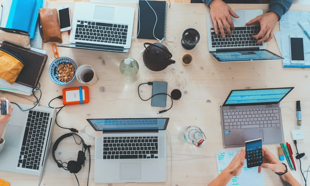 Excepcionalment i fins al 31 de desembre de 2020, el Consell Rector i les comissions delegades es poden reunir i adoptar acords per mitjà de videoconferència. Font: Unsplash.