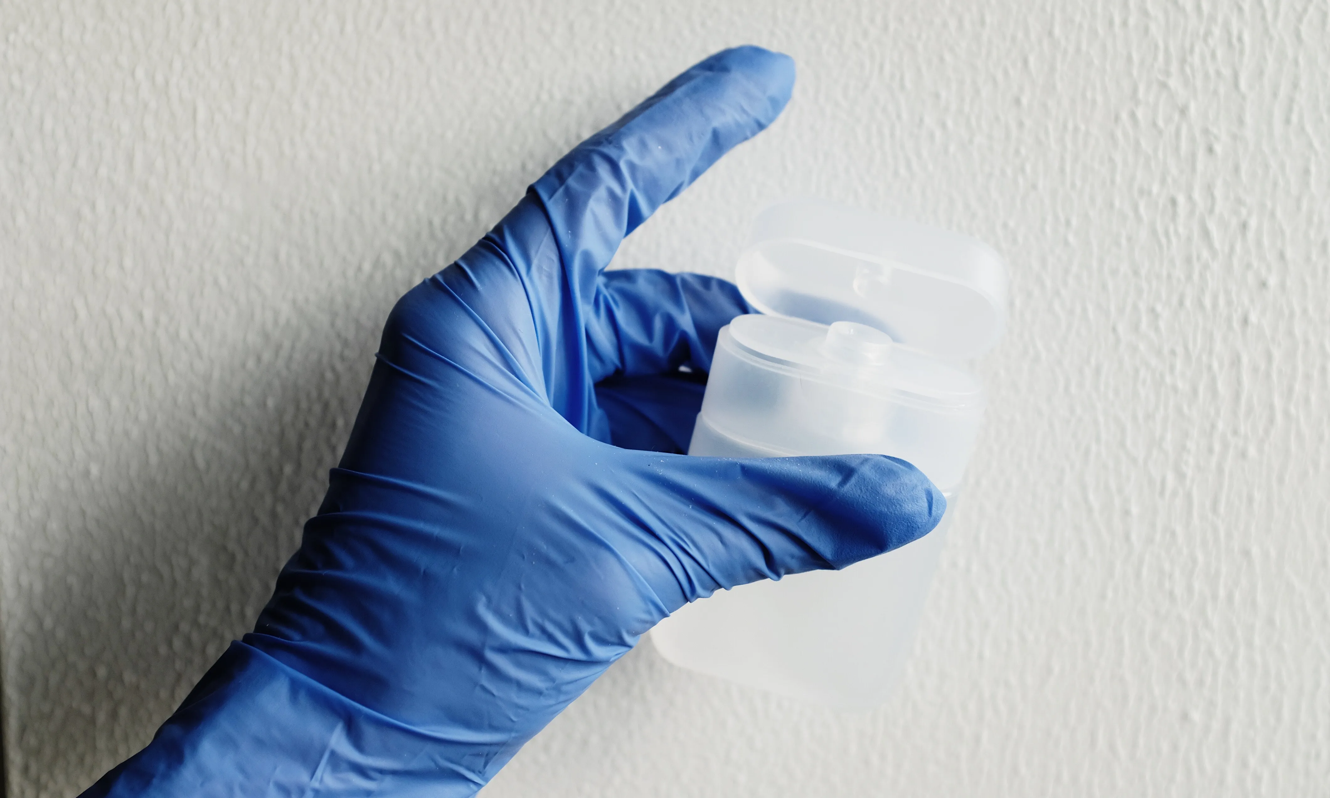 El coronavirus pot arribar a durar tres dies en els plàstics, els quals ens donen una falsa sensació d'higiene. 