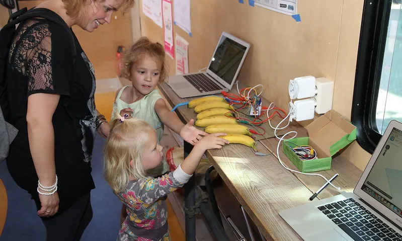 Fotografia d'unes nenes jugant amb electrònica educativa. Imatge de FryskLab. Llicència d'ús CC0 1.0