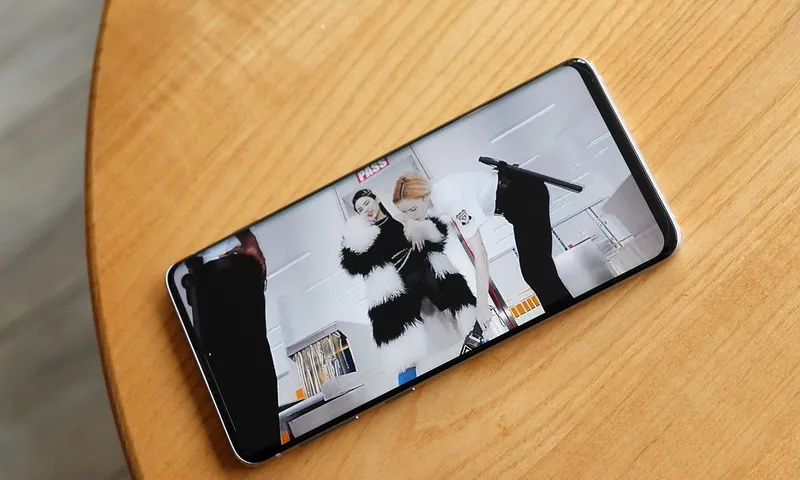 Fotografia d'un mòbil que utilitza la càmera de fotos. Imatge de Aaron Yoo. Llicència d'ús CC BY-ND 2.0