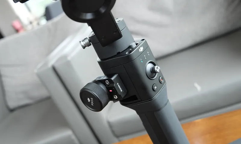 Fotografia d'un gimbal. Imatge de Aaron Yoo. Llicència d'ús CC BY-ND 2.0. 