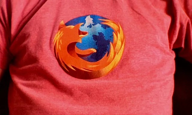 Fotografia d'una samarreta amb el logotip de Firefox. Imatge de Eliot Phillips. Llicència d'ús CC BY-NC 2.0