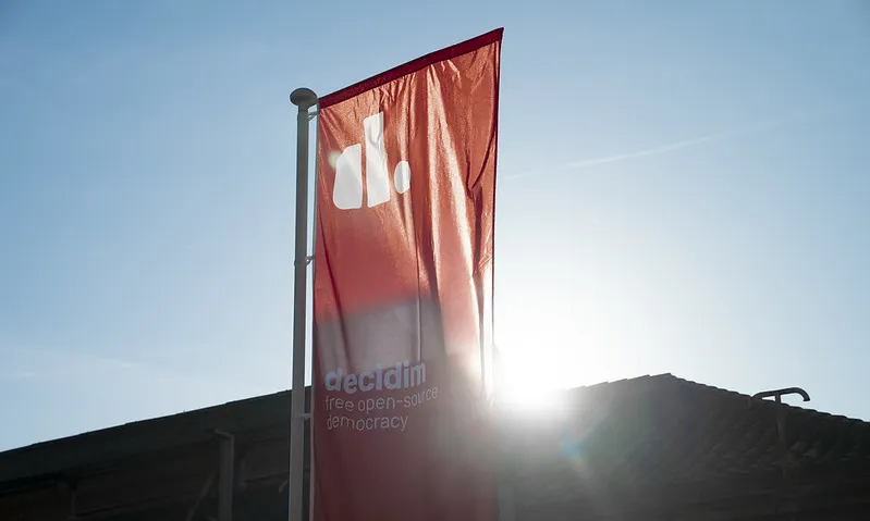 Fotografia d'una banderla del Decidim Fest. Imatge de l'Ajuntament de Barcelona. Llicència d'ús CC BY-NC-ND 2.0
