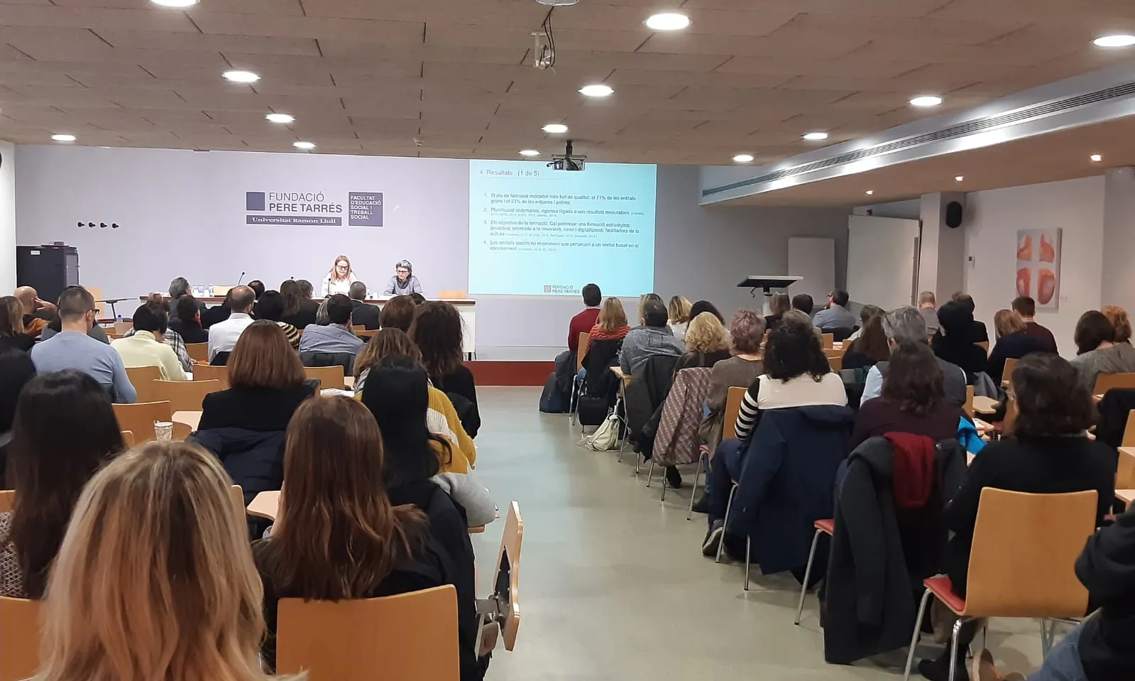 Jornada formativa en una sala d'actes amb molts persones a la Fundació Pere Tarrés