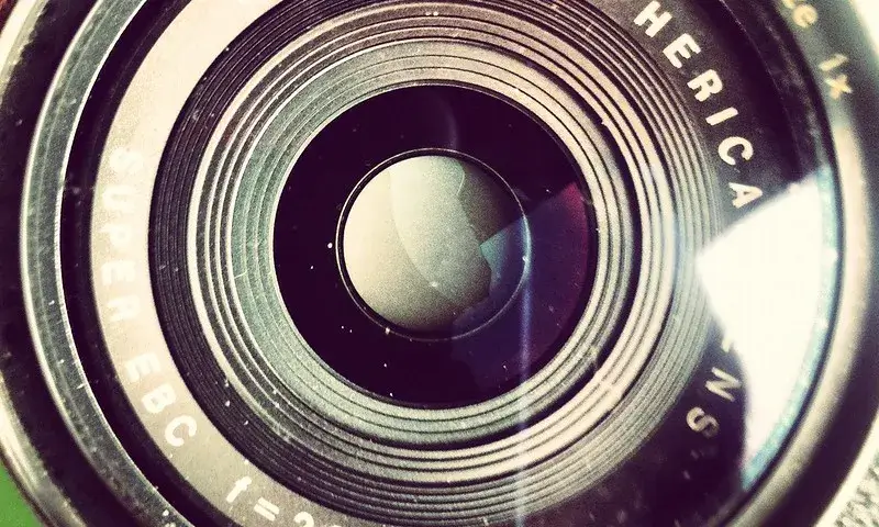 Fotografia de l'objectiu d'una càmera de fotos. Imatge de Jens karlsson. Llicència d'ús CC BY 2.0