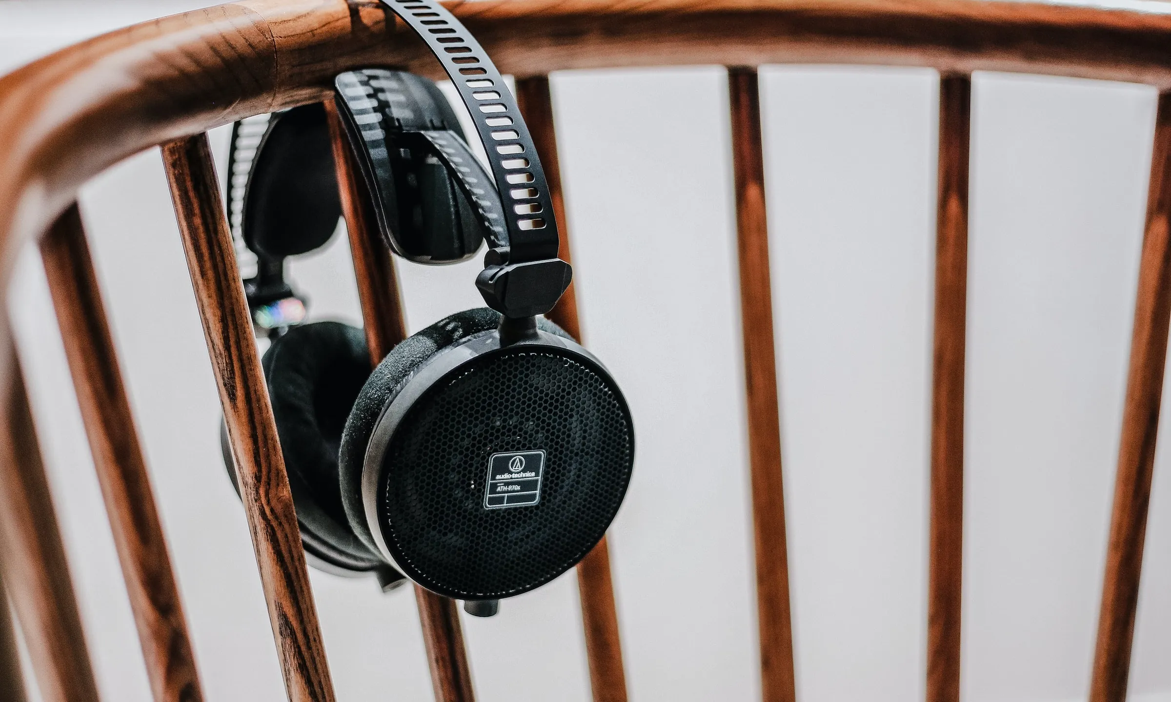 Auriculars penjats a una cadira de fusta