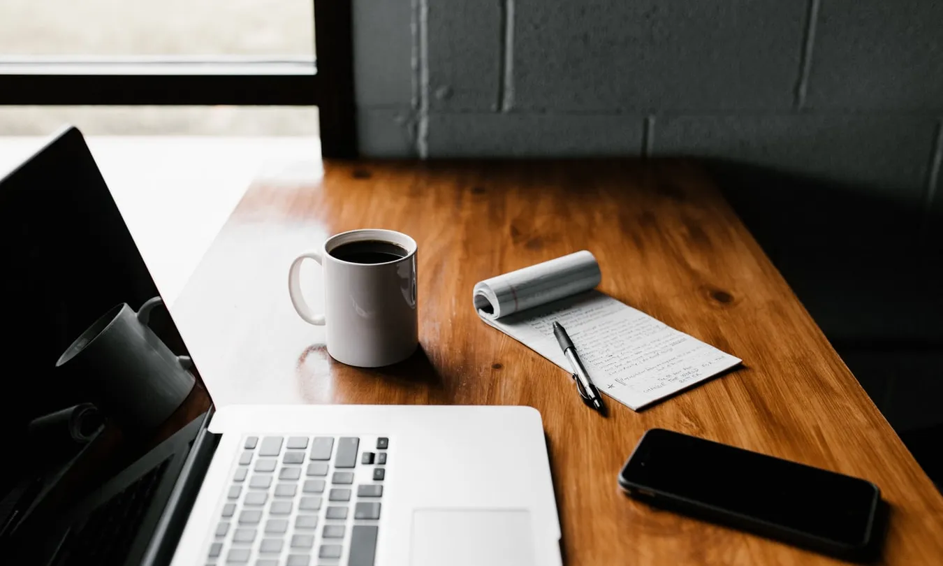 També es tramitaran certificats tributaris, l’Impost de Matriculació (IEDMT) amb els models 05 i 06, el registre d’operadors intracomunitaris i l’obtenció del NIF provisional. Font: Unsplash.