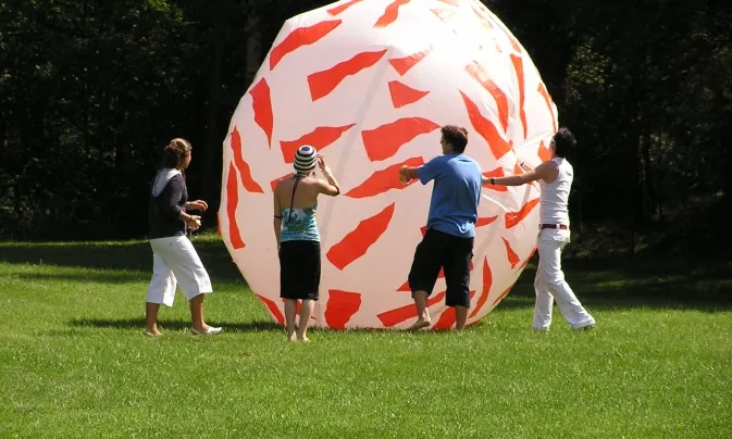 Quatre joves amb un globus gegant