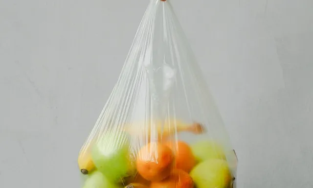 Bossa de plàstic amb fruita