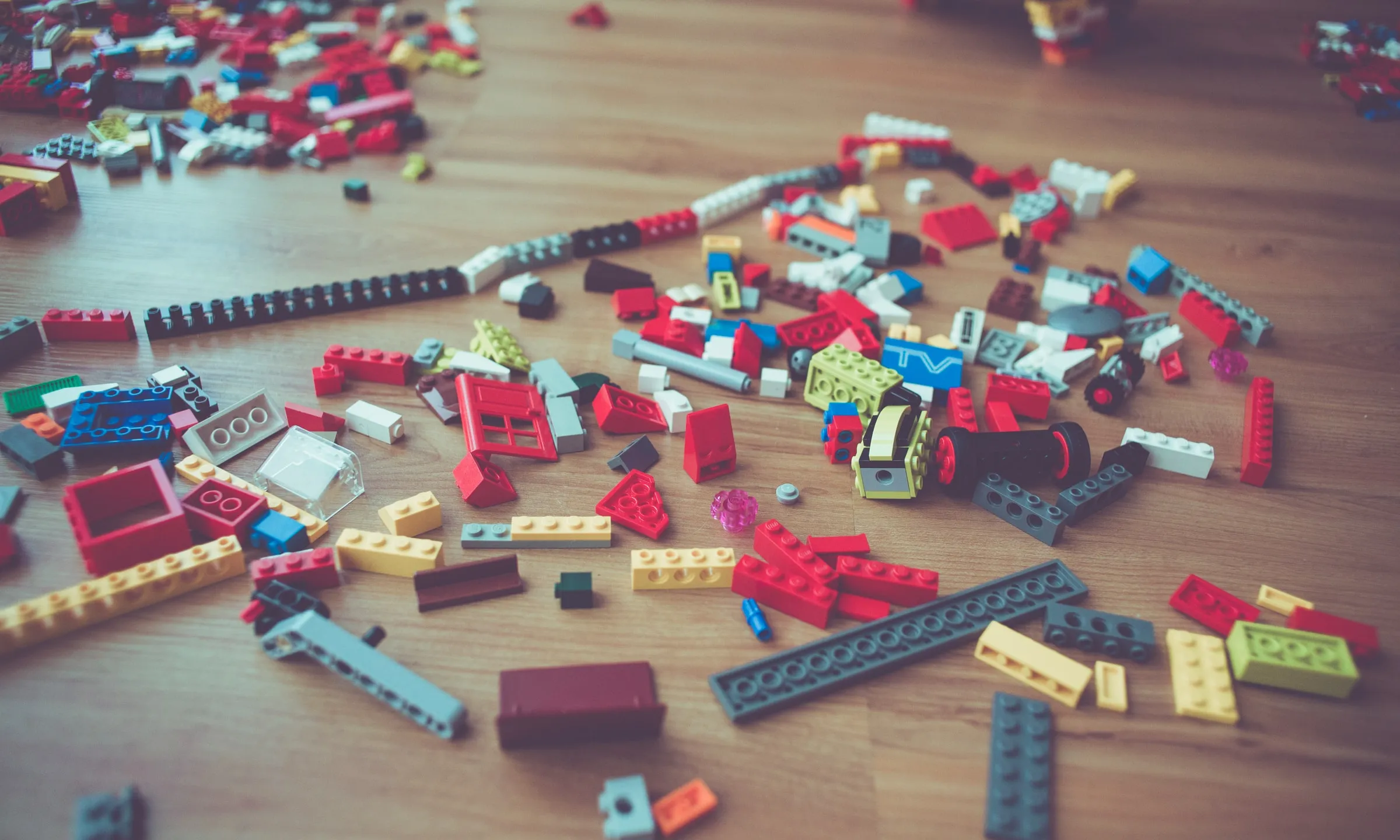 Figures de Lego a terra desordenades