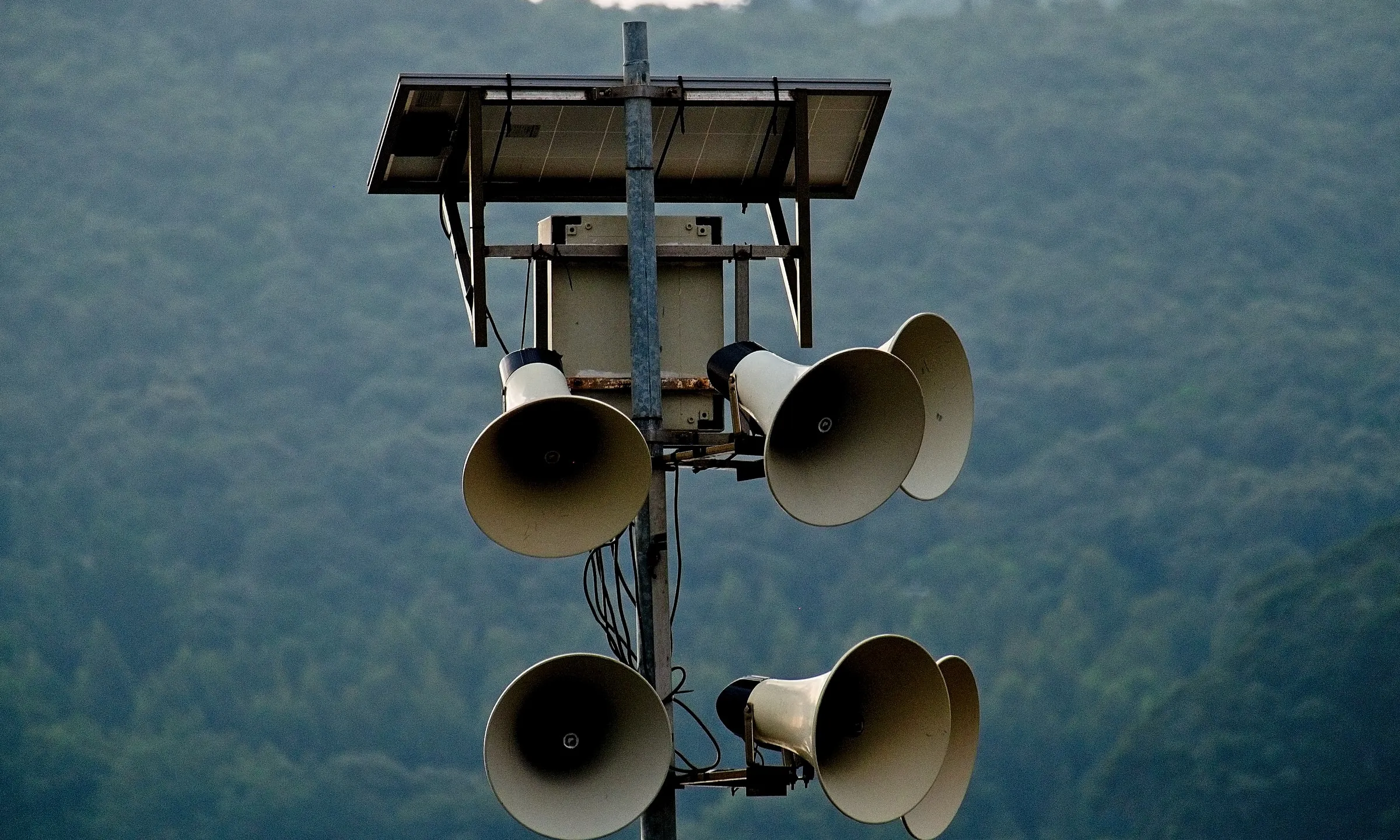 Conjunt d'altaveus al capdamunt d'una torre elèctrica