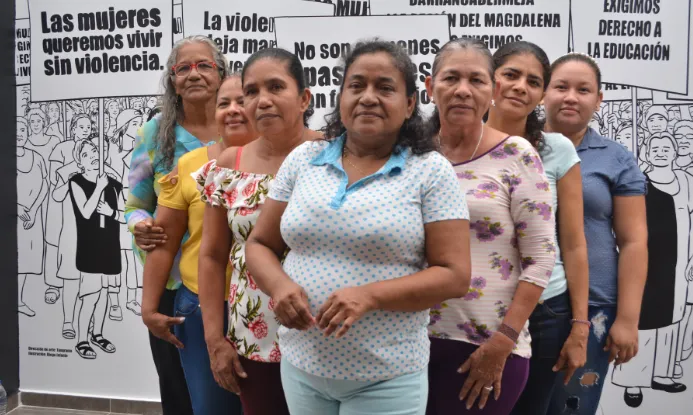 Col·lectius catalans donen suport als grups de dones colombianes que lluiten pels seus drets.