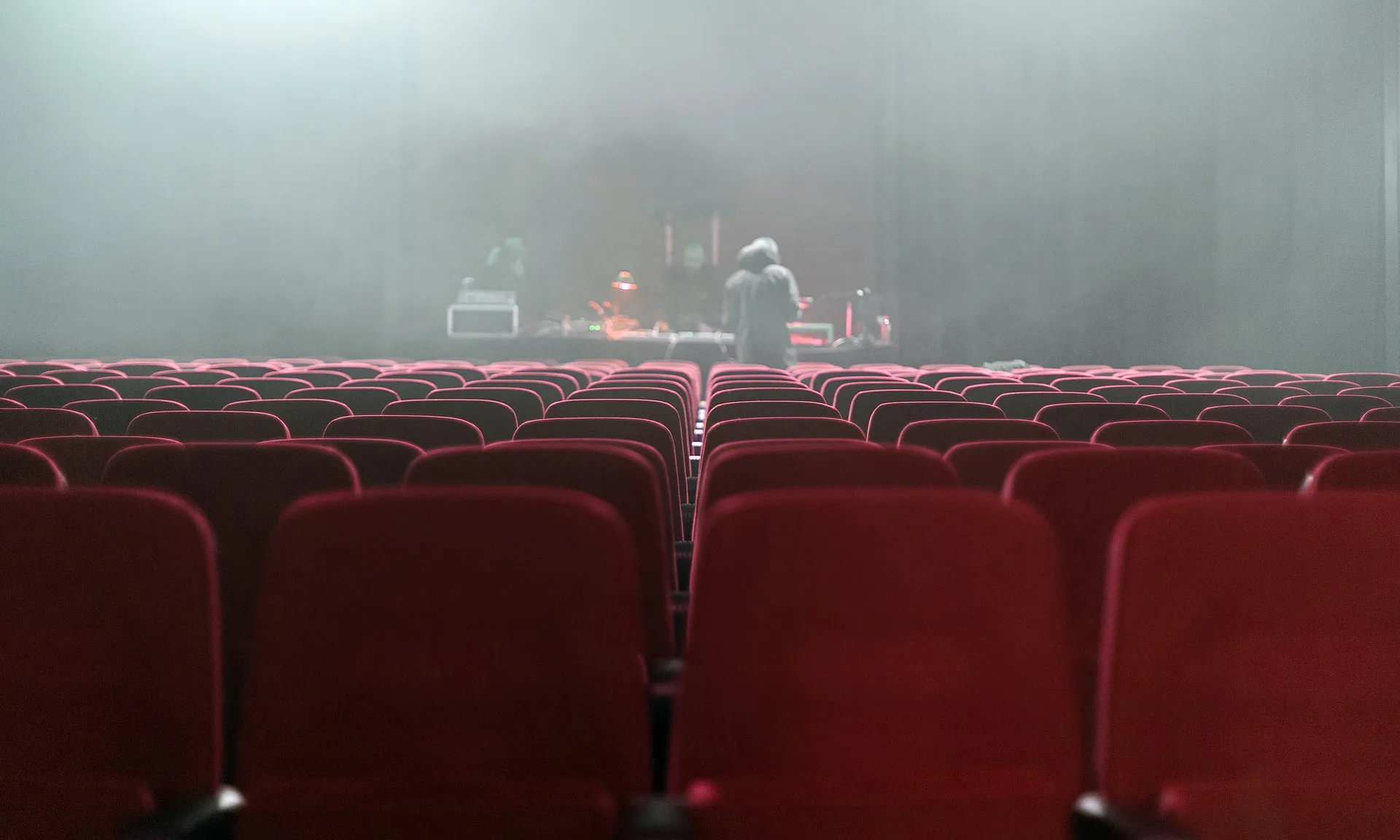 Tant companyies com sales tenen clar que el teatre necessita el contacte amb el públic.