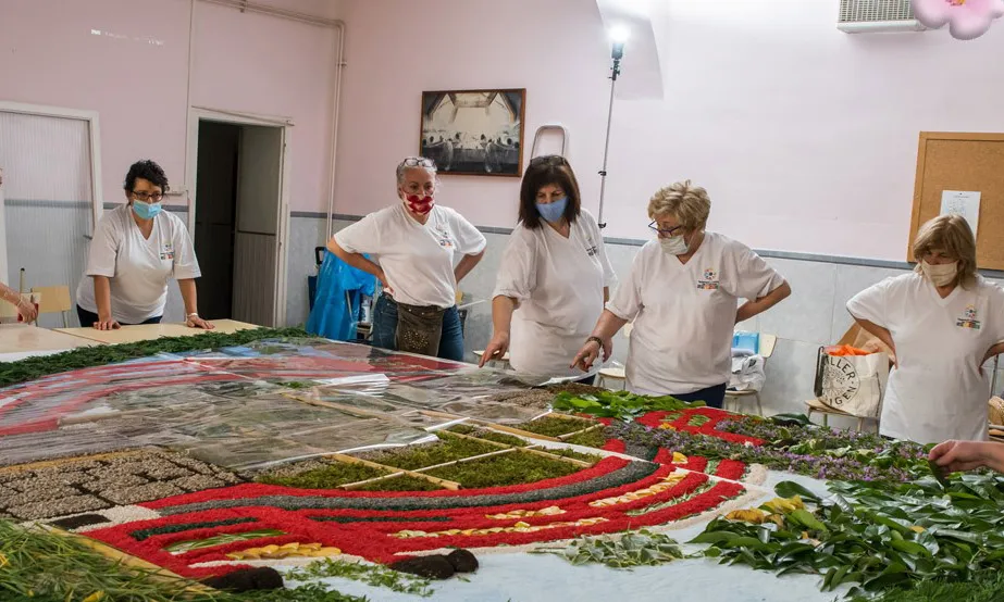 L'obra floral de la FCC és el resultat del treball de 26 catifaires durant 150 hores.