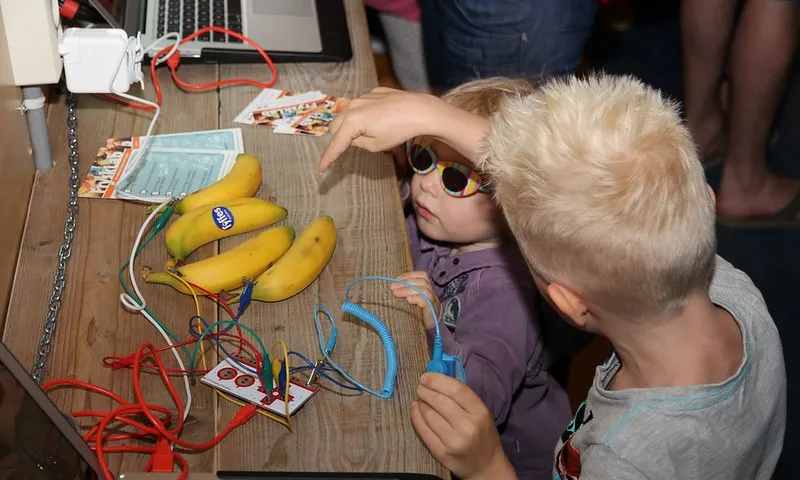 Fotografia d'uns infants fent música amb Makey Makey. Imatge de FryskLab. Fotografia de Domini Públic. 