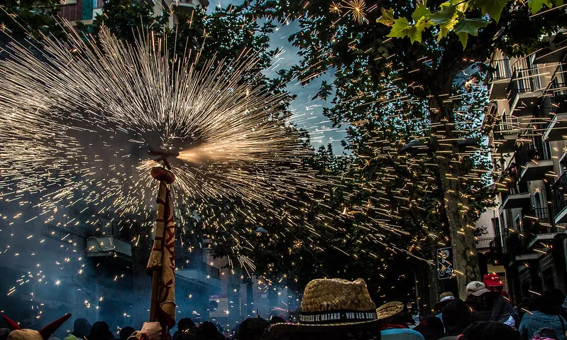 Fotografia d'un correfoc a les Santes de Mataró. Imatge de Miquel Lleixà. Llicència d'ús CC BY-NC-ND 2.0