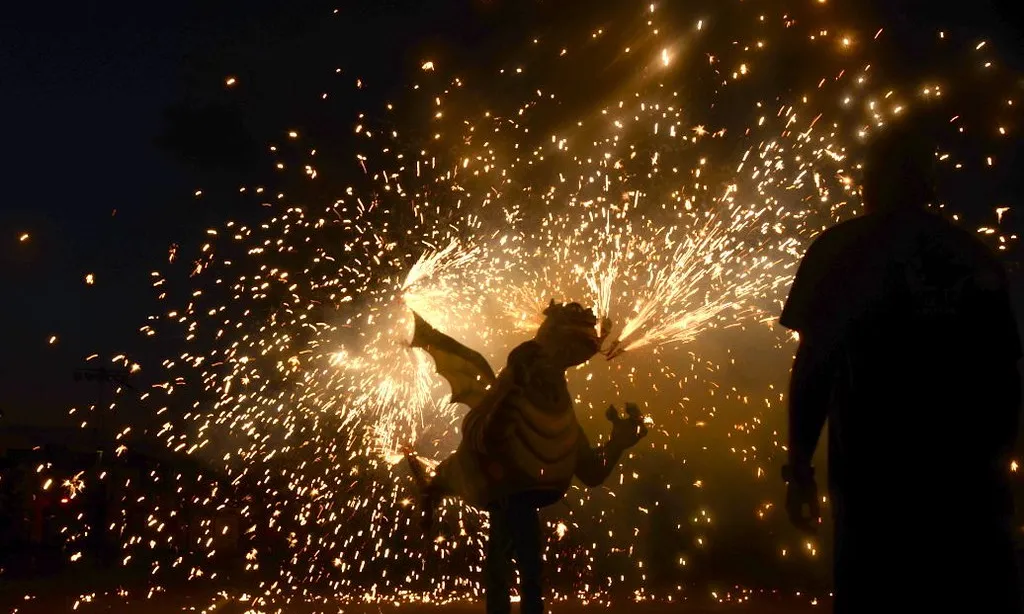 Fotografia d'un drac en un correfoc. Imatge de Quim Perelló. Llicència d'ús CC BY-SA 2.0