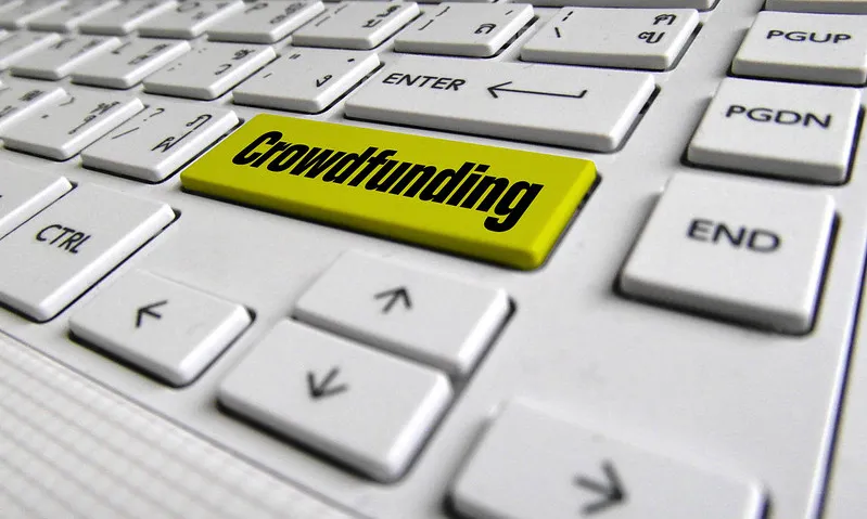 Fotografia d'un teclat d'ordinador amb la paraula 'Crowdfunding'. Imatge de Investment Zen. Llicència d'ús CC BY 2.0