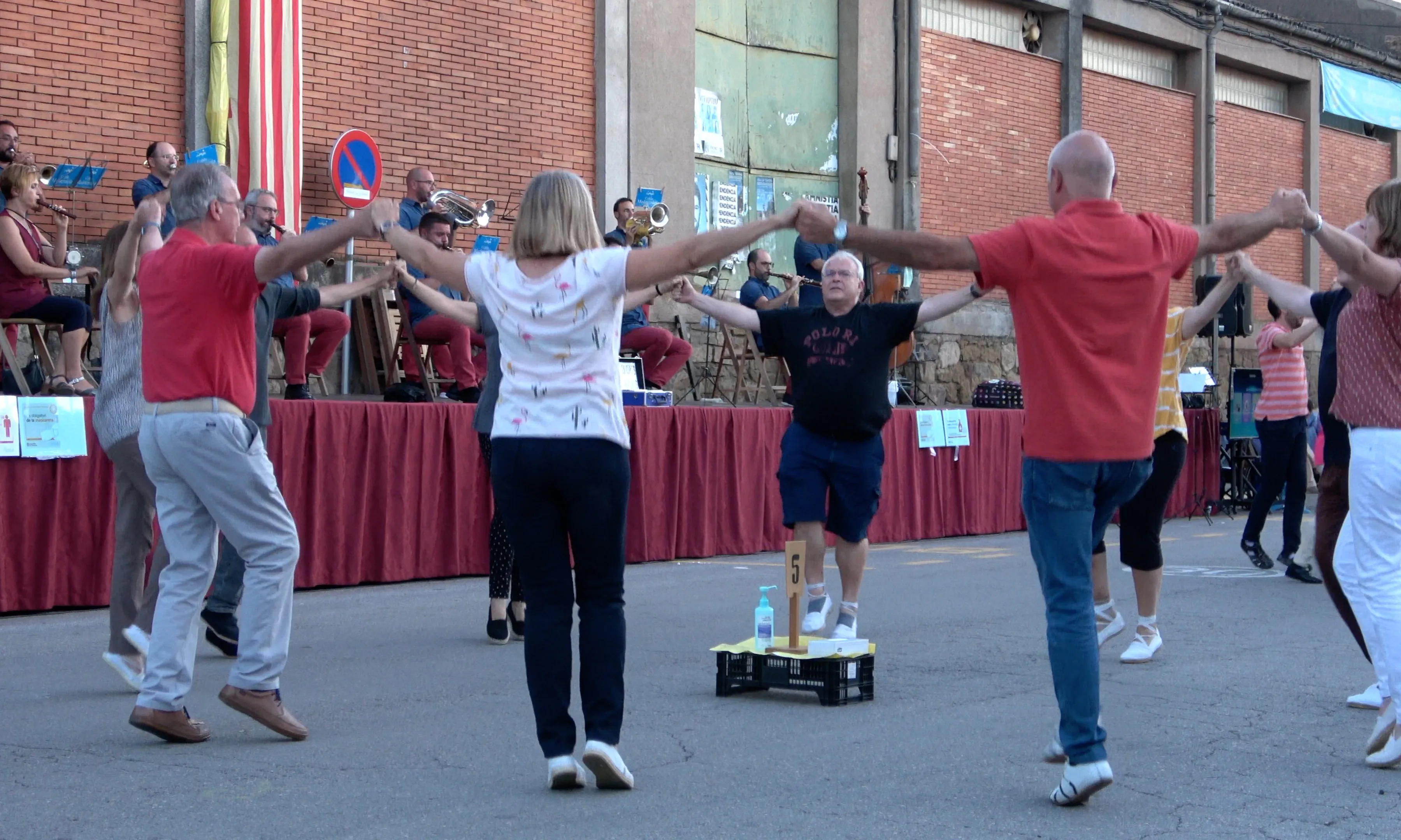 Les sardanes es ballen amb mesures de seguretat per prevenir contagis.