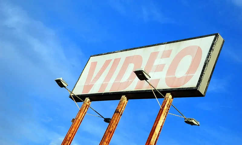 Fotografia d'un cartell amb la paraula vídeo. Imatge de Steve Snodgrass. Llicència d'ús CC BY 2.0