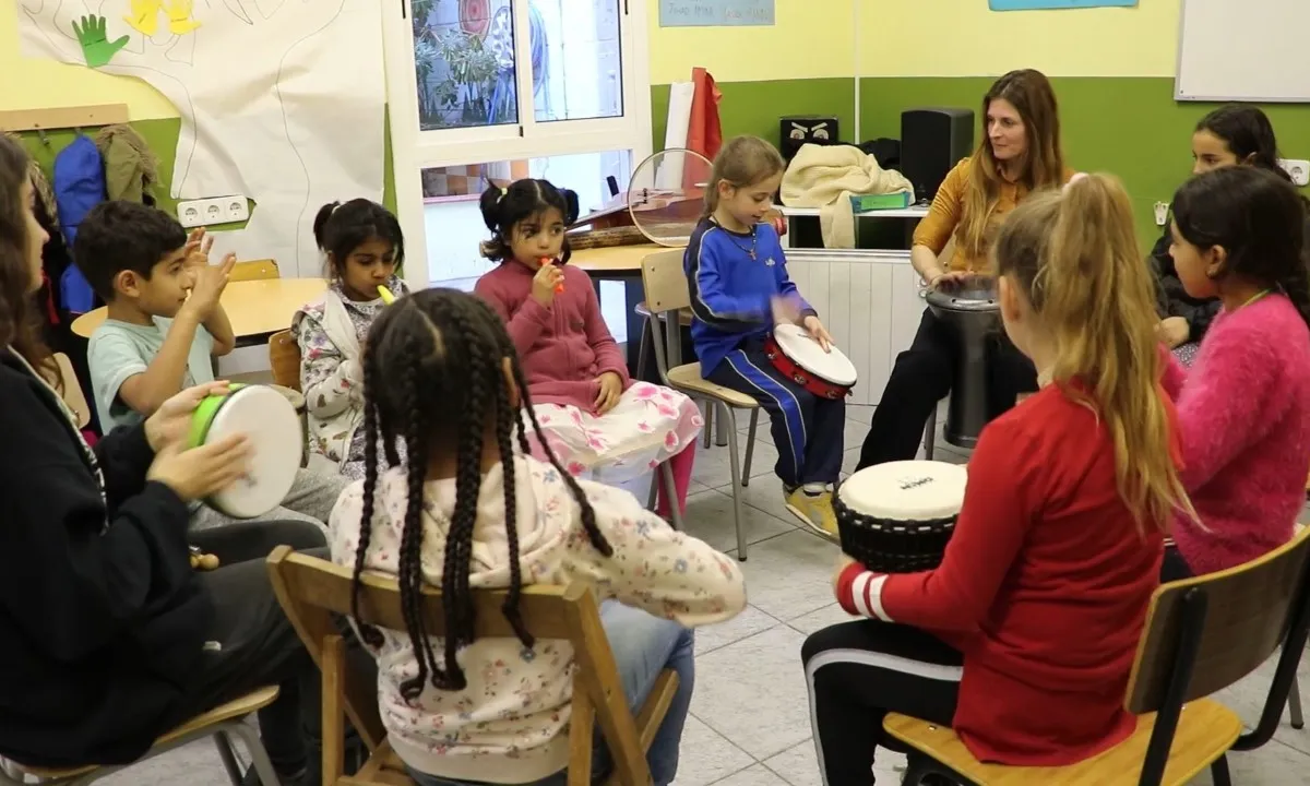 A les sessions els infants prenen contacte amb instruments musicals i participen en dinàmiques a través de cançons, jocs o reflexions verbals. 
