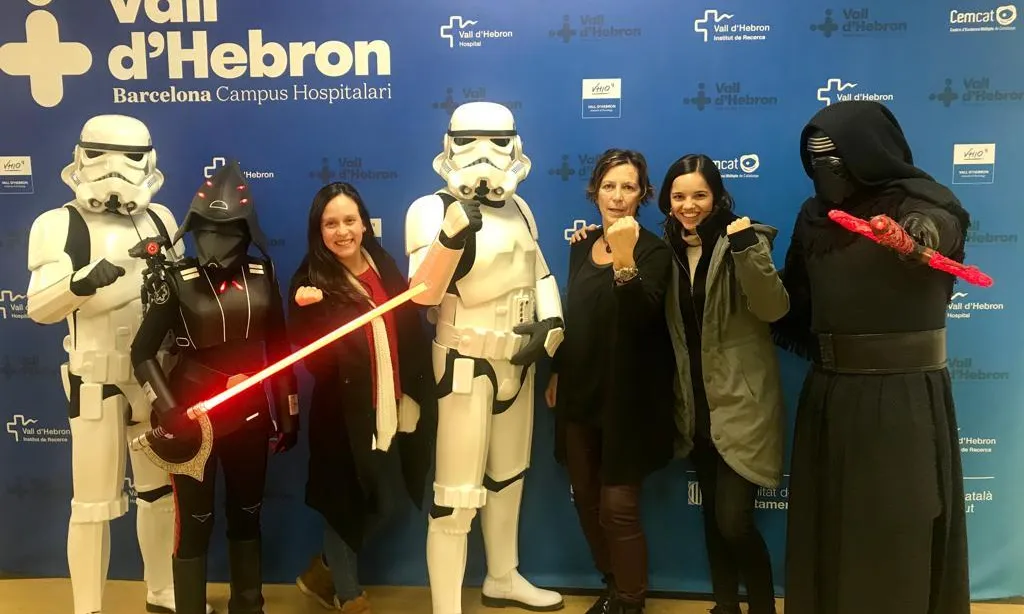 Personal de la Fundación Pequeño Deseo amb personatges de 'Star wars'