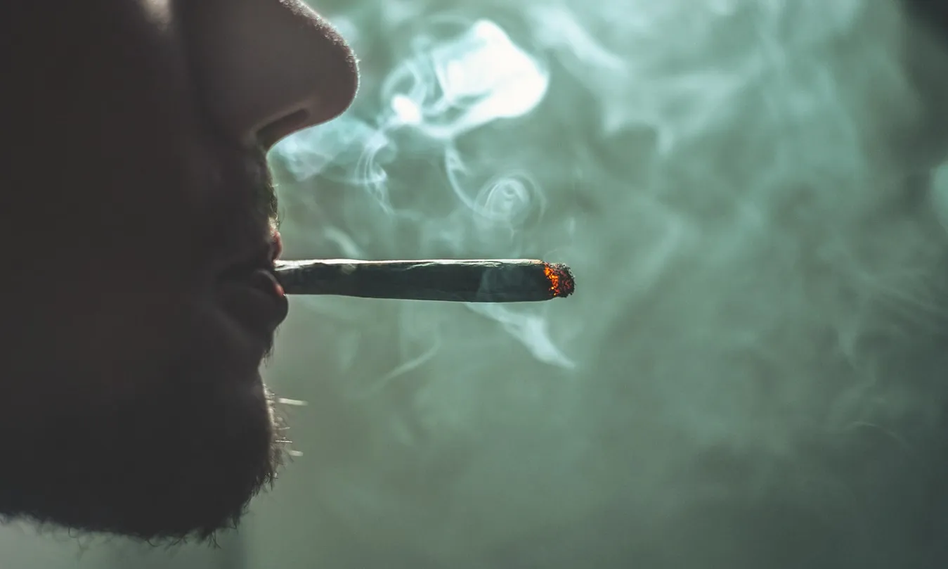 El cànnabis és la droga més consumida entre joves i adolescents. Font: Unsplash.