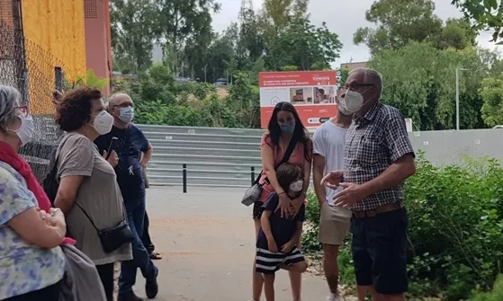 A l'acte hi van assitir familiars d'en Pedro Jiménez, el veí que va incorporar l'eucaliptus al seu pati.