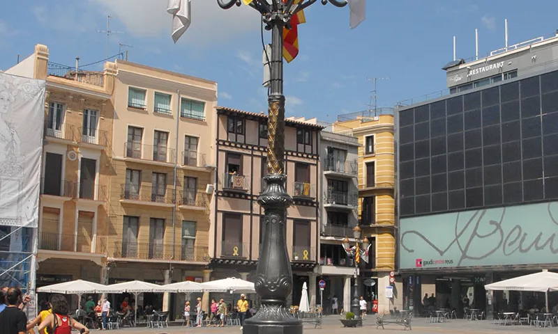Fotografia d'un fanal de la plaça de l'Ajuntament de Reus. Imatge de Salvador Palomar. Llicència Creative Commons. 