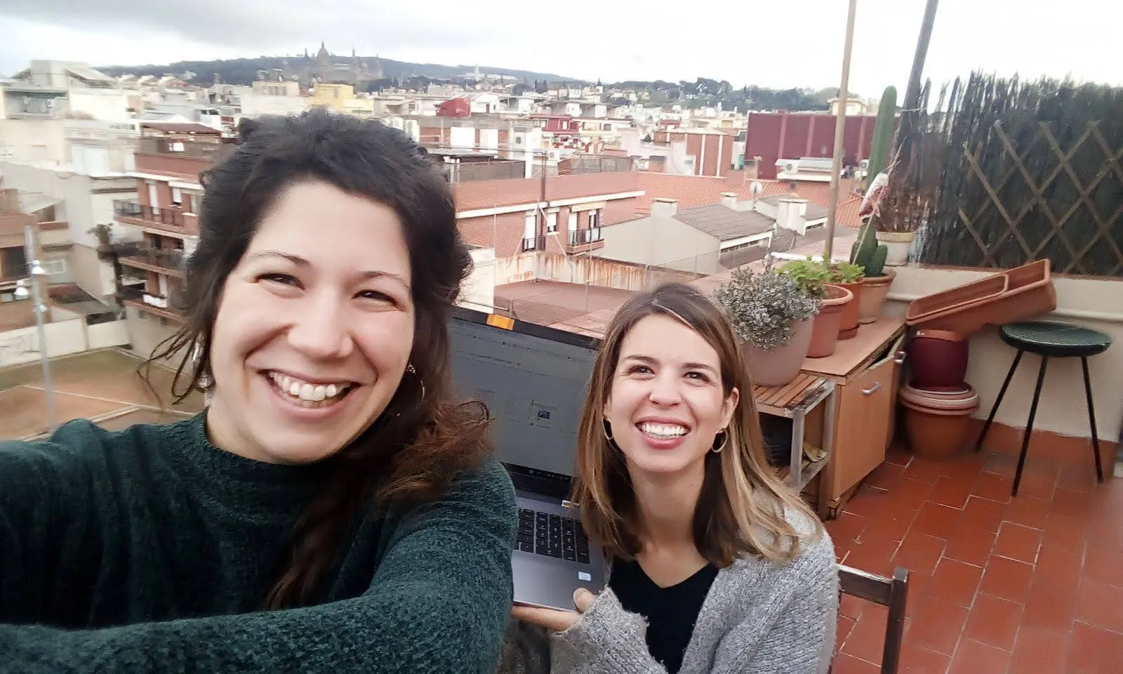 Júlia Granell i Elisabet Puigdollers en un terrat