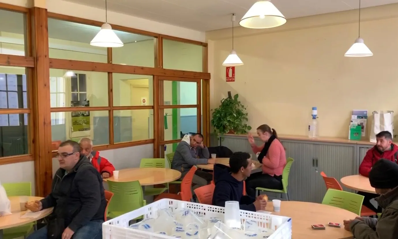 Pesones realitzant un àpat a la parròquia de Sant Ignasi de Loiola