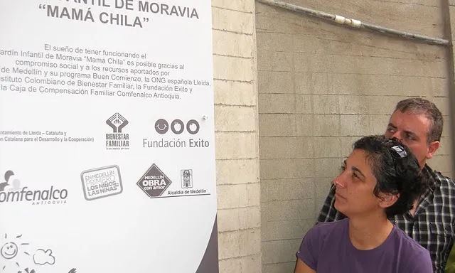 Dues persones mirant una placa