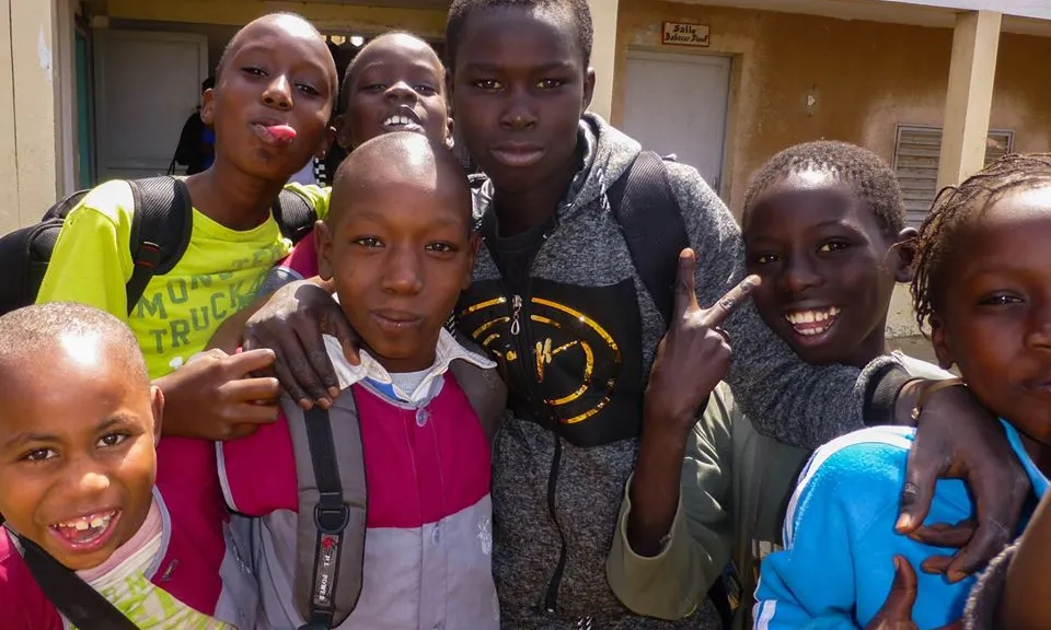 La Fundació Babel vetlla i treballa per l'escolarització dels nens i nenes al Senegal.