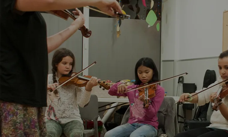 Infants aprenent a tocar el violí