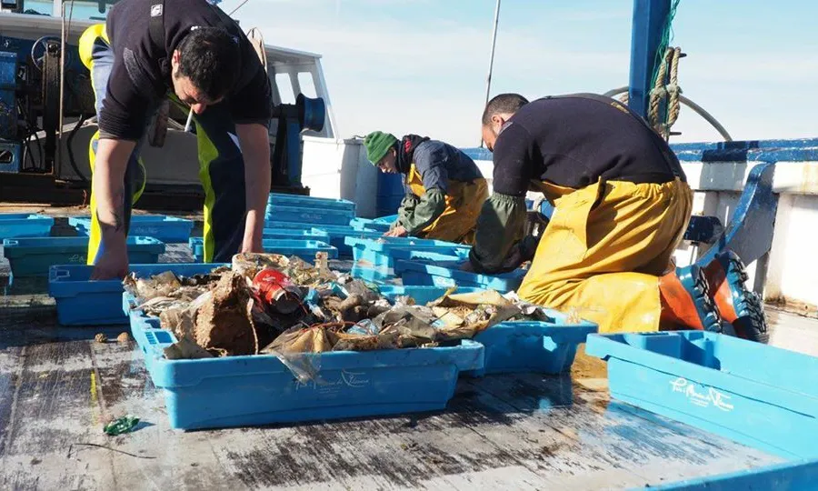 Movimiento83 ha viscut en primera persona la realitat que viuen els pescadors a Badalona i Vilanova.