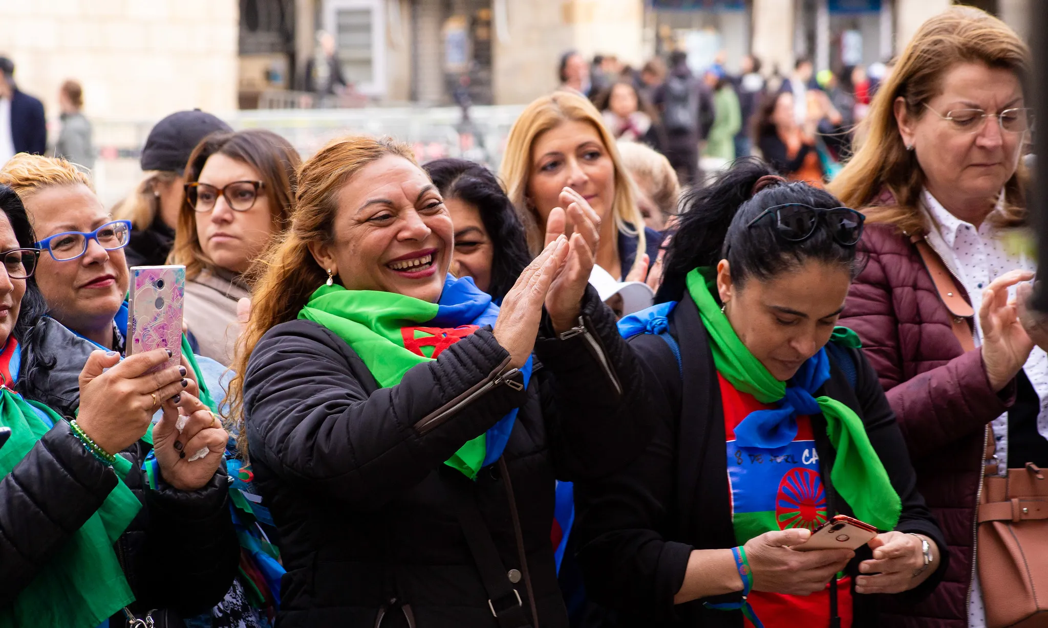 Dones del col·lectiu gitano a la plaça Sant Jaume de Barcelona el Dia Internacional del Poble Gitano