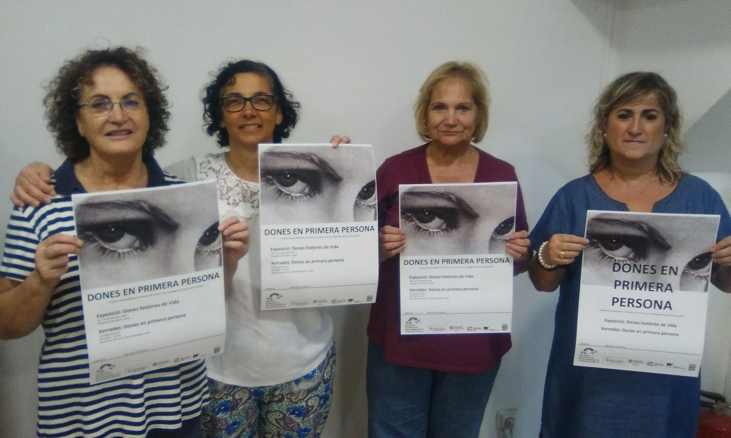 Quatre dones amb cartells a les mans